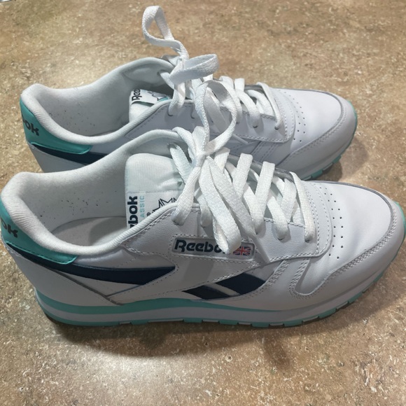 Reebok women’s 7.5M - classic running shoe - Picture 1 of 5